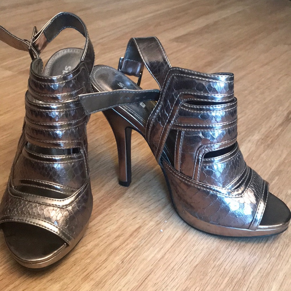 Metallic heels. 🌸